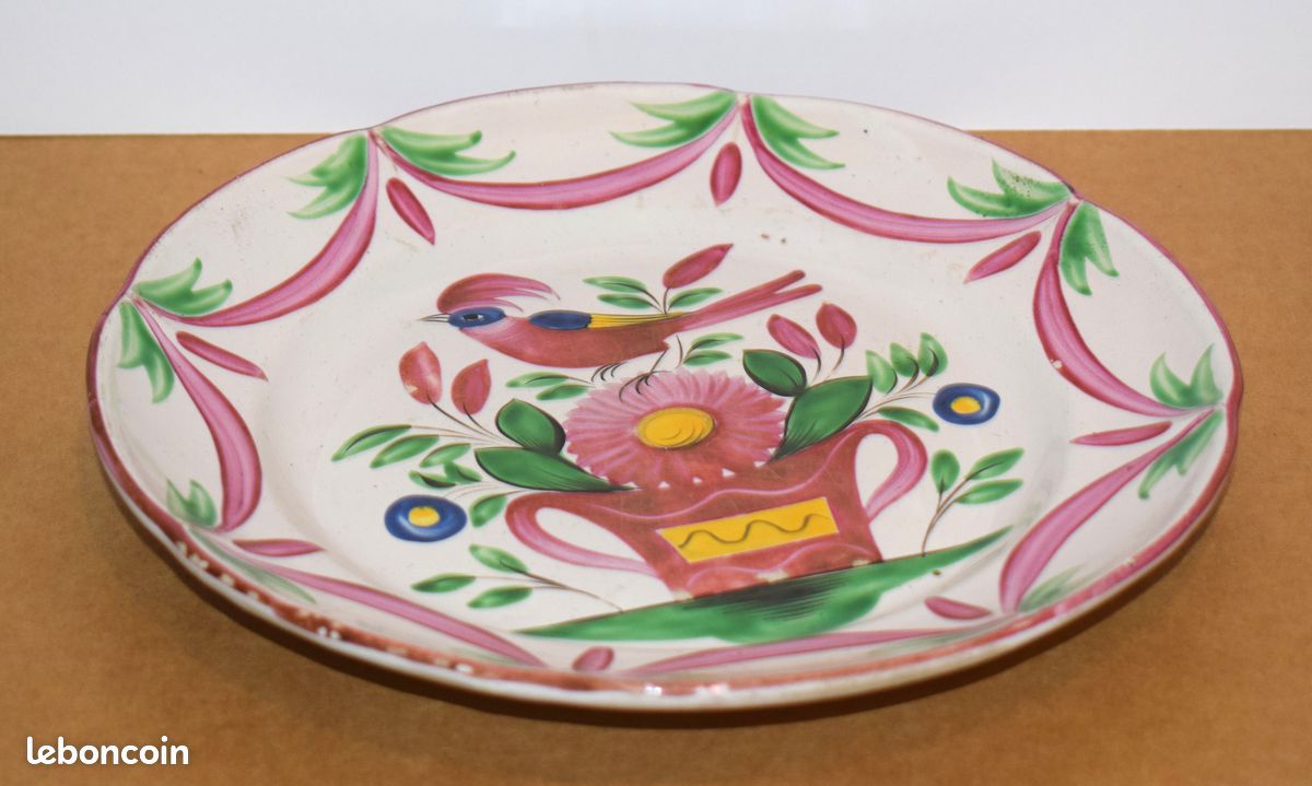 Ancienne assiette en faïence décor oiseau à la corbeille de fleurs (image 2)