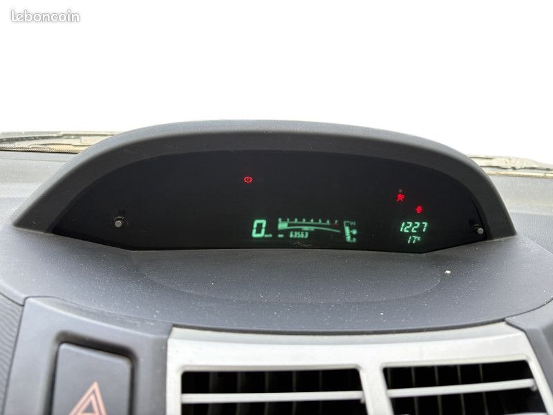 Toyota YARIS 1.0 VVT-I 68CH 3P - ENTRETIEN A JOUR (image 15)