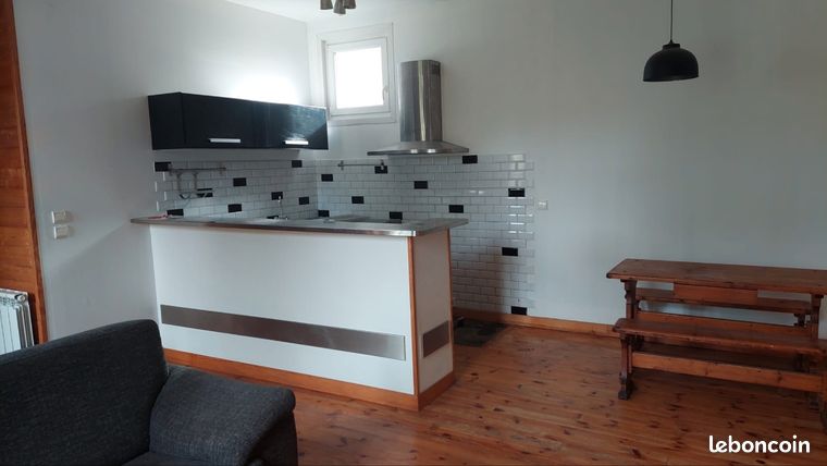 Appartement de 47m2
Carrefour market et parking a proximite.
Petit immeuble composé d un seul appartement.
Dispo a partir du 10 mai