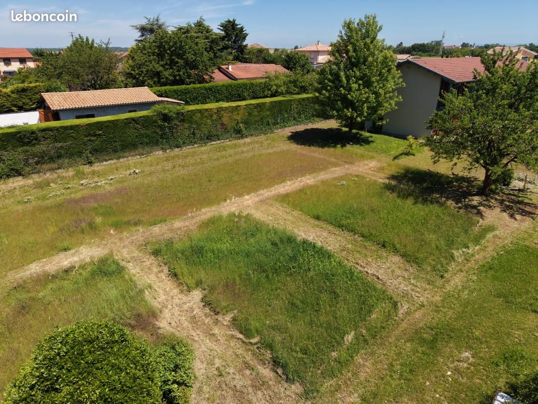 Terrain 450 m² Neyron · 180 000 €