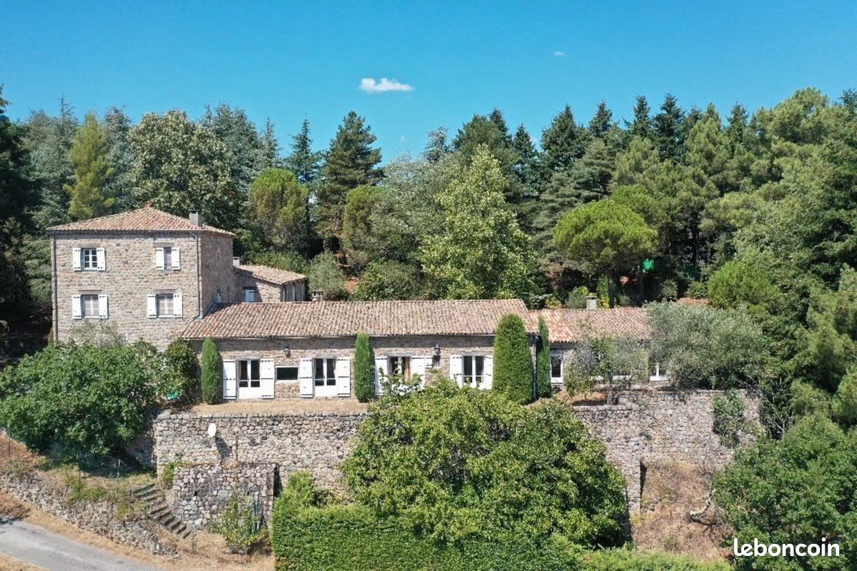 Maison 20 pièces 556 m² · à Saint-Étienne-de-Serre · 556 m² · 1 565 000 €