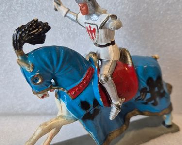 Starlux - Moyen Age - Cavalier hache et bouclier sur cheval Starlux - Moyen Age - Cavalier hache et bouclier sur cheval