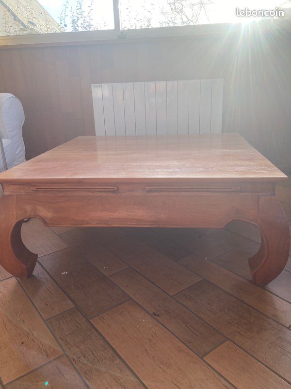 Table basse en bois brute sculptée (image 1)