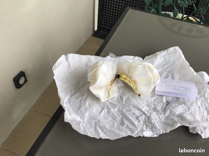 Trois accessoires deux pour les cheveux presque neuf et une boîte à bijoux maison du monde (image 4)