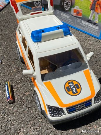 Voiture et ambulancier Playmobil City Life 70050 - La Grande