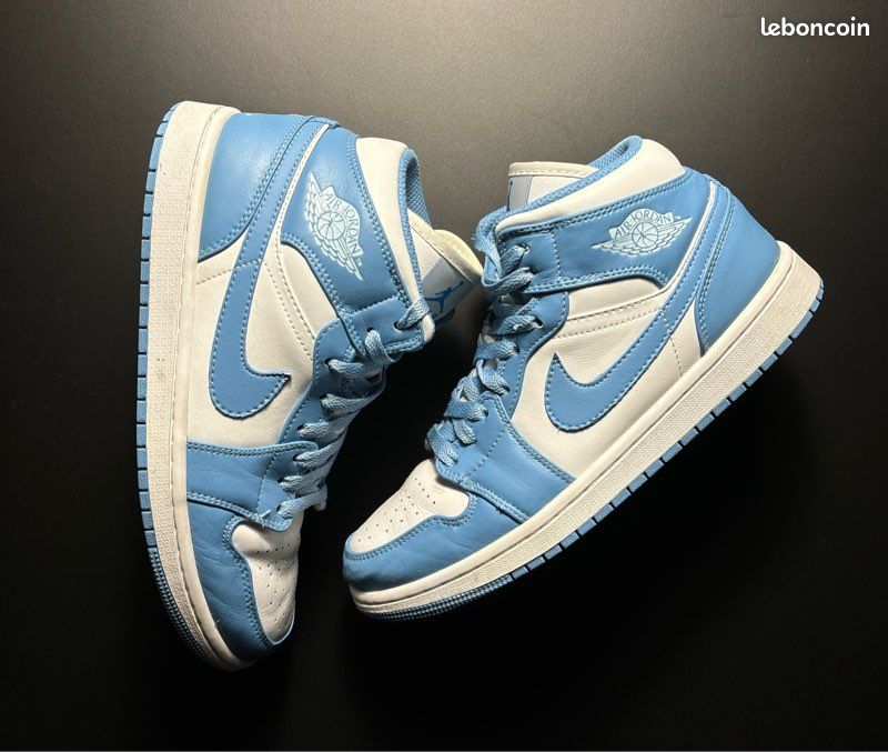 Baskets Nike Air Jordan Retro Mid Taille 42 blanc et bleu clair