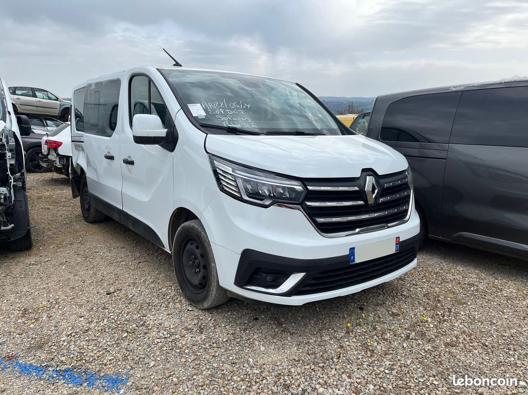 "Accidenté" Renault Trafic III 2.0 DCi 150 Intens 9 Places / GA794 (image 1)