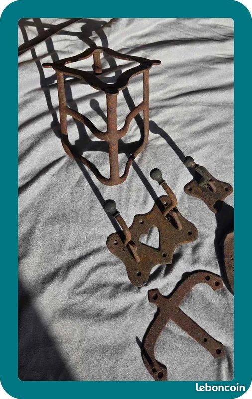 Lot ancien matériel d’écurie en fer forgé – porte-selle, crochet et fer à cheval (image 3)