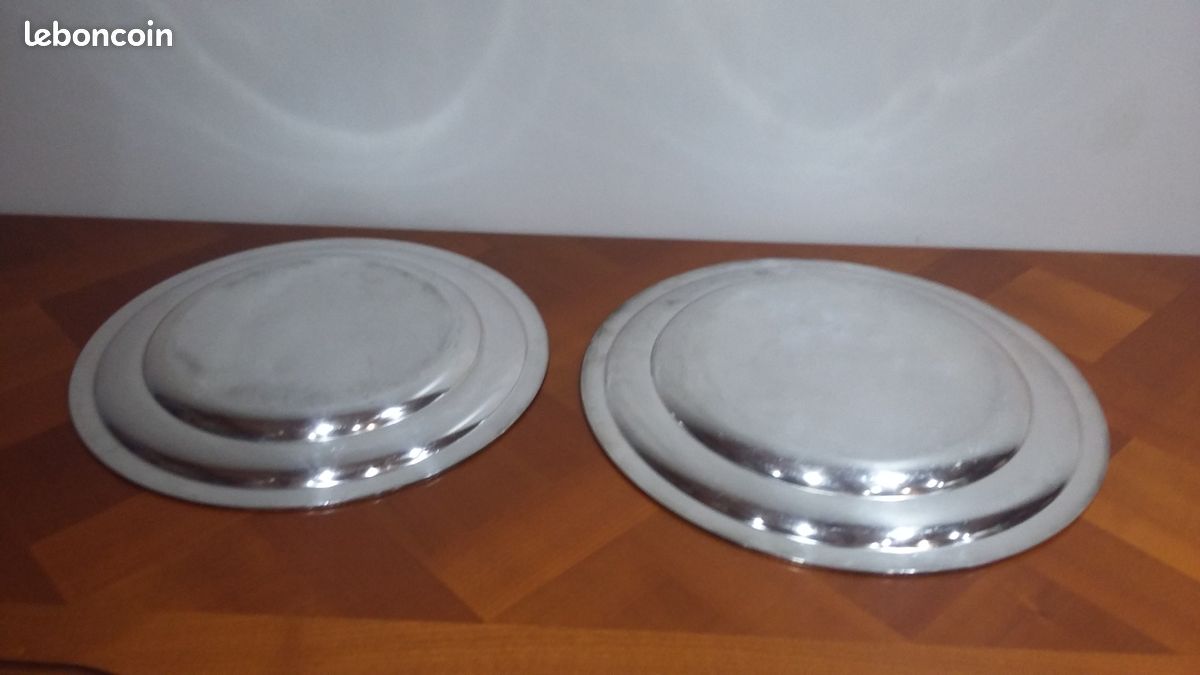 Plat rond en métal argenté par St- Médard - SA - Antiquités