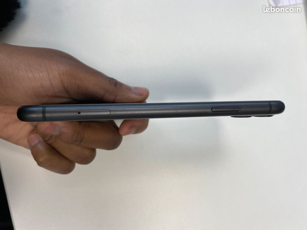IPhone 11 noir bon état (image 3)