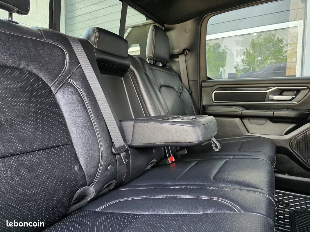 Dodge RAM 1500 Big Horn Night Edition 5.7 HEMI eTorque 401 ch 4x4 – Lift 9” – Uconnect 12” – 35” (image 21)