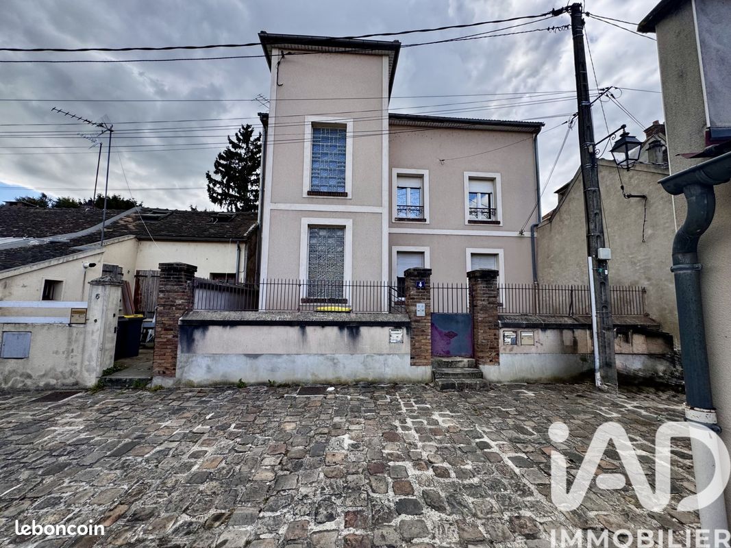 Local commercial 111 m² · à Montereau-Fault-Yonne · 111 m² · 255 000 €