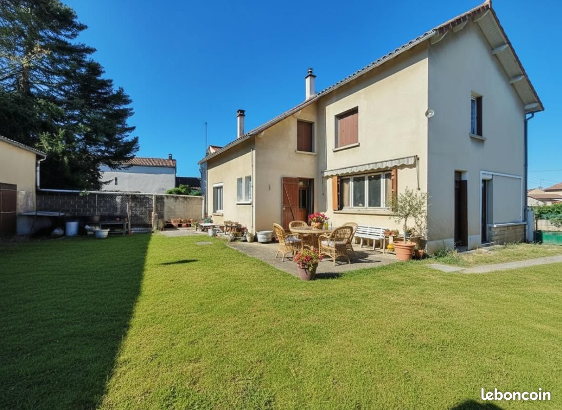 Maison 6 pièces 185 m² · à Bignoux · 185 m² · 190 000 €