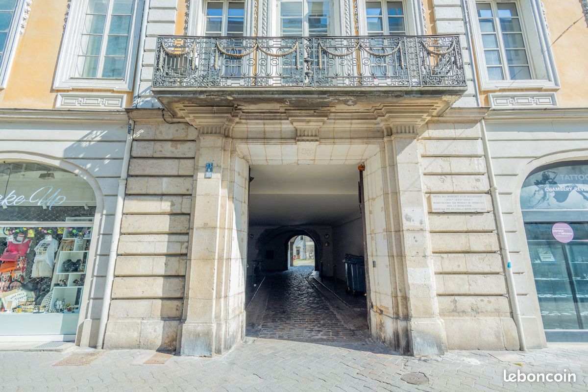 Studio dans monument historique, au centre de Chambéry (image 9)