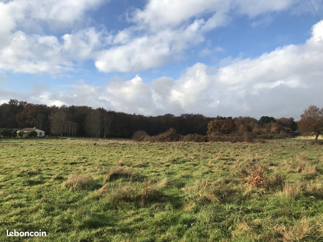 Terrain 3 300 m² Lanquais · 17 000 €
