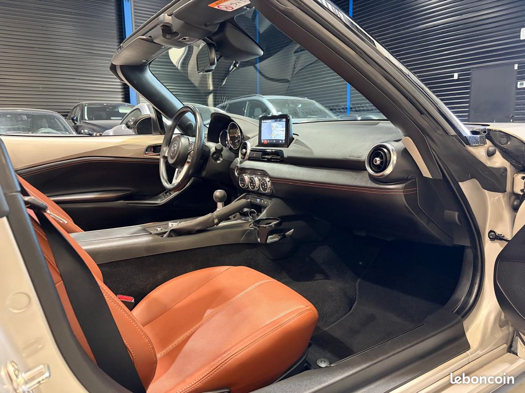 Mazda MX-5 ND ST 2.0 SKYACTIV-G 184 SELECTION - 1ERE MAIN - 2022 - Intérrieur Cognac - Porte bagage - CAMERA - CARPLAY (image 10)