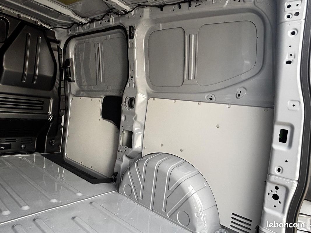 Volkswagen utilitaires transporter van l1h1 2.0 tdi 150 bva8 business (image 18)