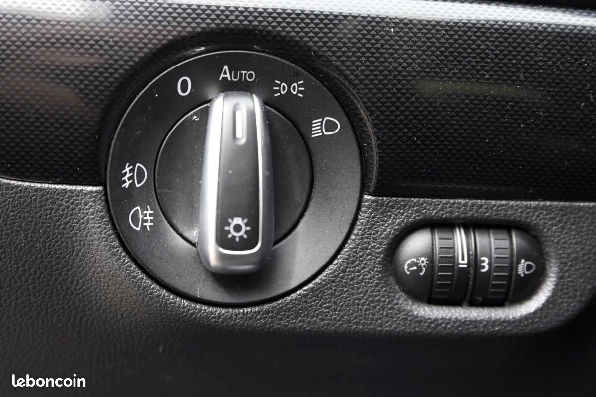 VOLKSWAGEN JETTA 2.0 TDI - 140ch - BVA DSG 6 - Finition Confortline - Garantie 12 mois (image 23)