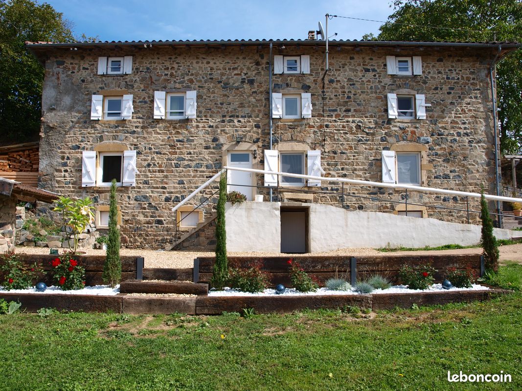 Maison 6 pièces 139 m² · à Poule-les-Écharmeaux · 139 m² · 950 €/mois
