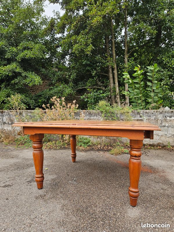Table en bois carré (image 2)