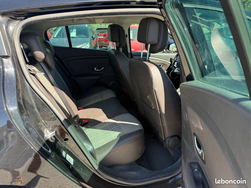 Renault MEGANE III Renault Mégane III 1.9 DCI 130 FAP eco2 XV de France (image 12)