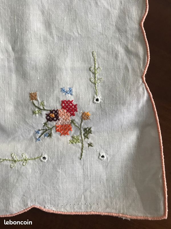 Nappe 81 x 81 et 4 serviettes en coton brodées fleurs (image 4)