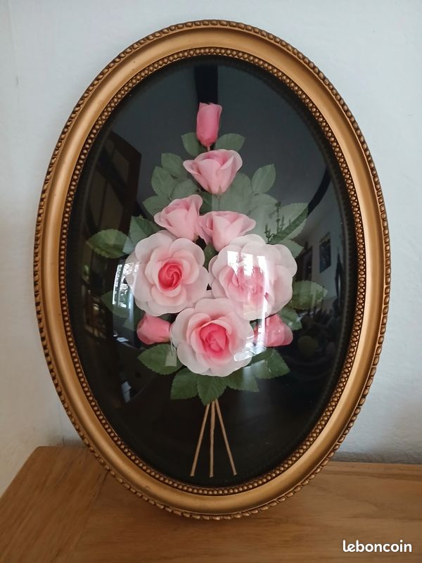 Sublime et grand cadre vintage en verre bombé décor fleurs