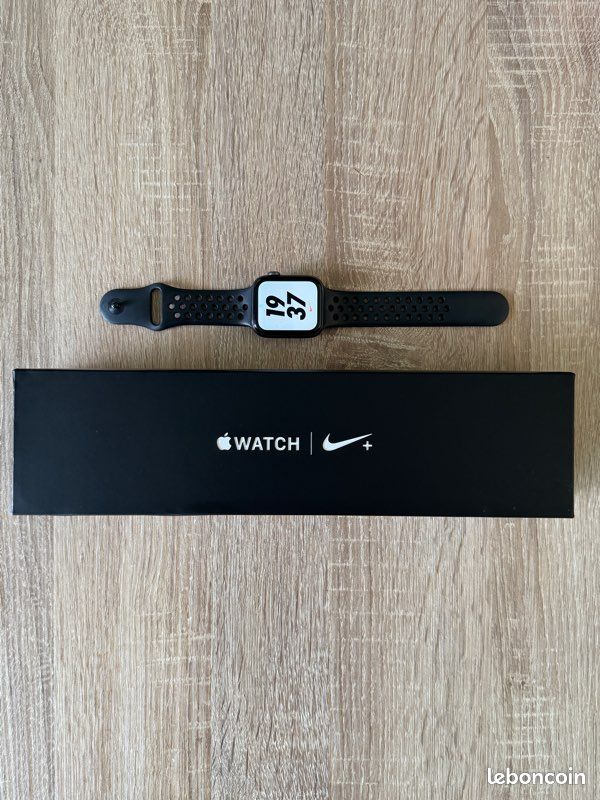 Apple Watch Series Nike GPS Cellular 44 mm Téléphones