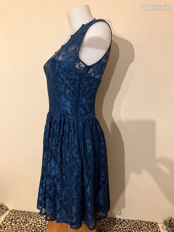 Robe bleu en dentelle (image 1)