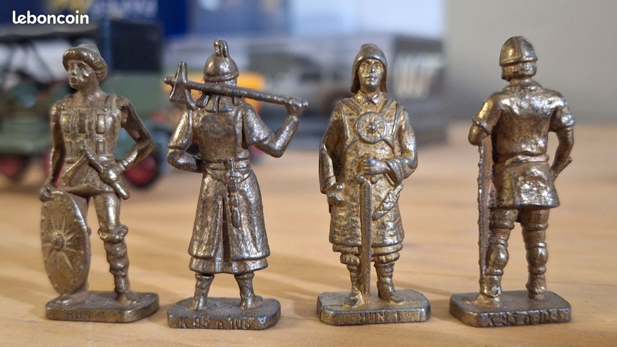LOT D'ANCIENS SOLDATS, chevaliers / Moyen Age, Britains Deetail EUR 9