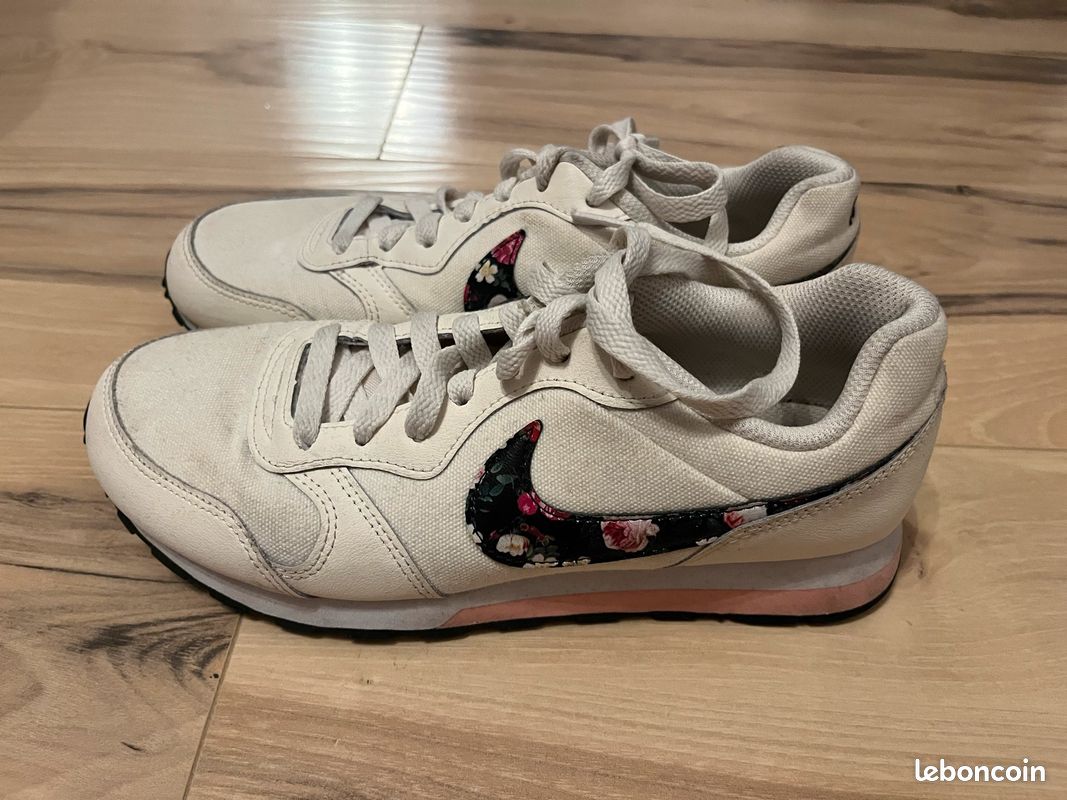 Nike Beige avec fleurs Chaussures