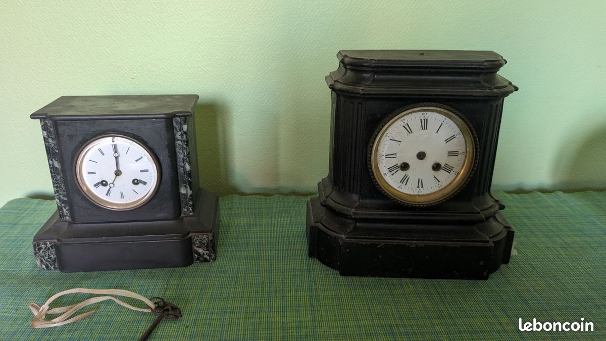 Ancienne horloge de cheminée française avec calendrier et magnifiques aiguilles d'origine