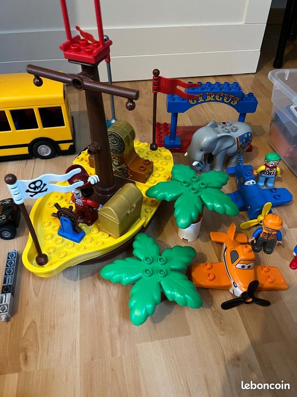 Lego junior (image 1)