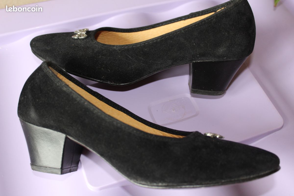 ESCARPINS NEUFS EN cuir verni noir marque Corine modèle