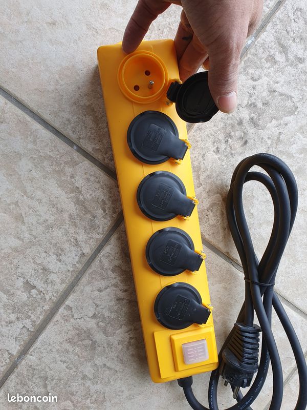 Multiprise Super-Solid SL 554 FR 5 prises de courant avec clapets et interrupteur (image 1)