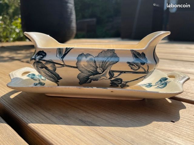 Une superbe saucière ancienne avec poinçon, en terre de fer (image 1)