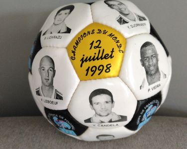 Ballon en bois commémorant la XVIème Coupe du Monde de