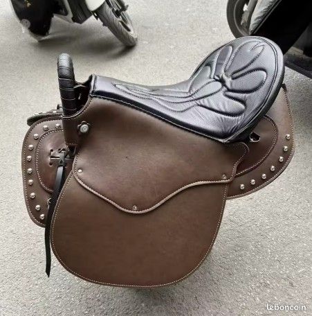 Photo Libre De Droit De Les Selles De Chevaux En Cuir Dans Une Stabilit%c3%a9 Gm485330984 71891753