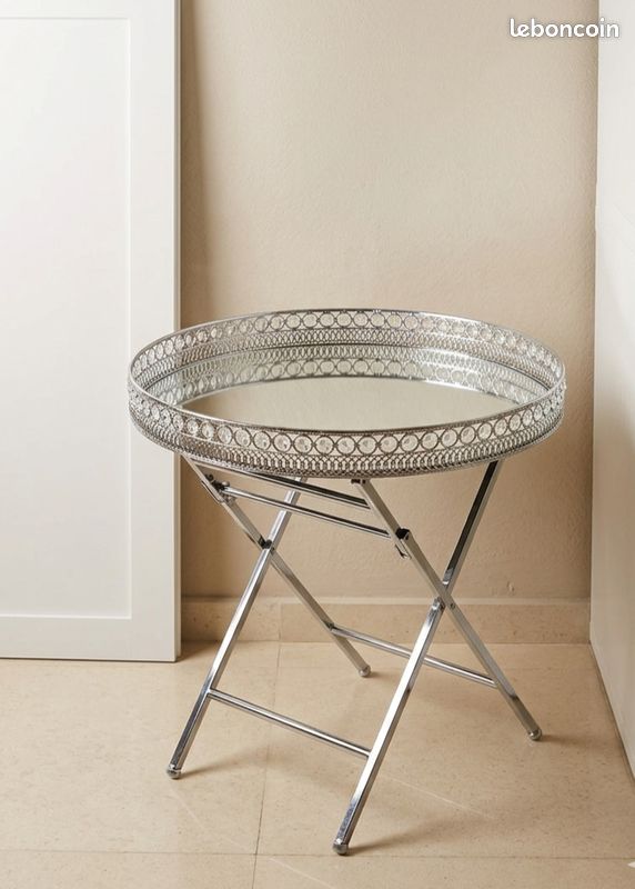 Jolie table d’appoint
Table élégante avec plateau miroir et finition argentée.
Style chic et moderne, idéale pour salon, chambre ou décoration.
Très bon état 👍
🪞 Design raffiné et pratique (image 1)