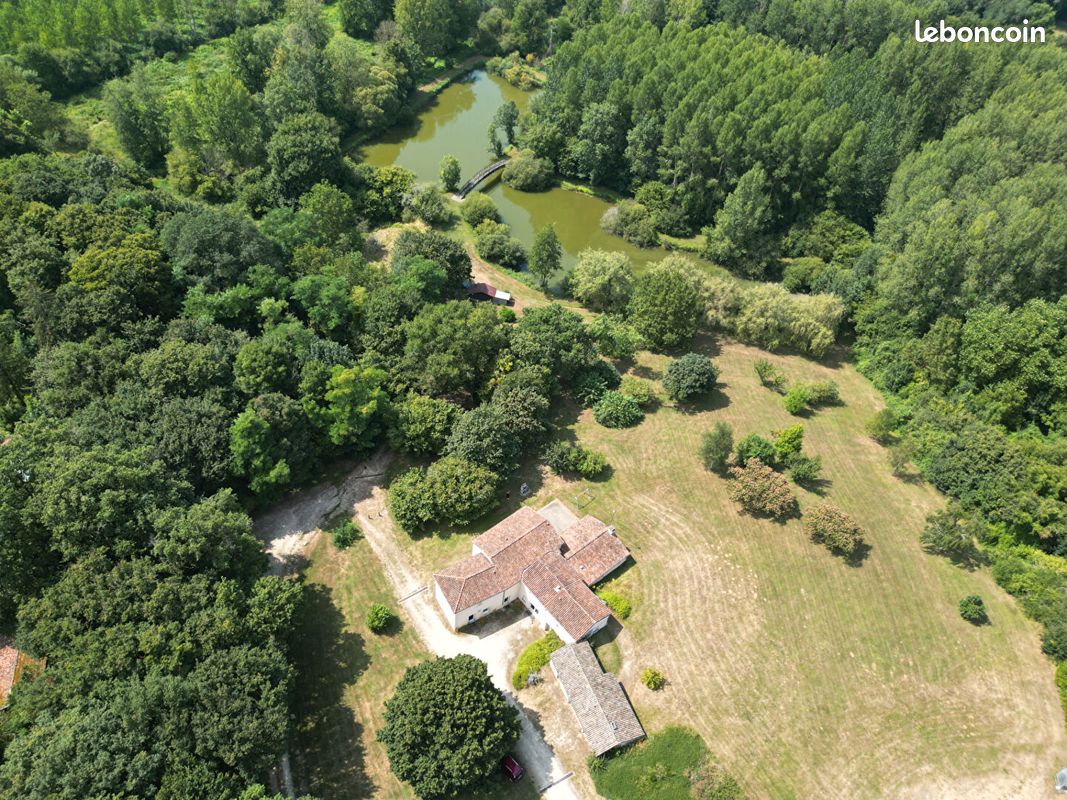 Maison 11 pièces 322 m² · à Valence-en-Poitou · 322 m² · 290 000 €