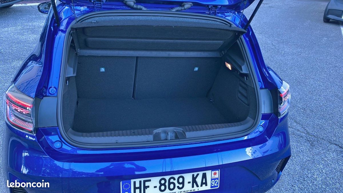 RENAULT CLIO techno full hybrid E-Tech 145 ch - 24 (image 11)