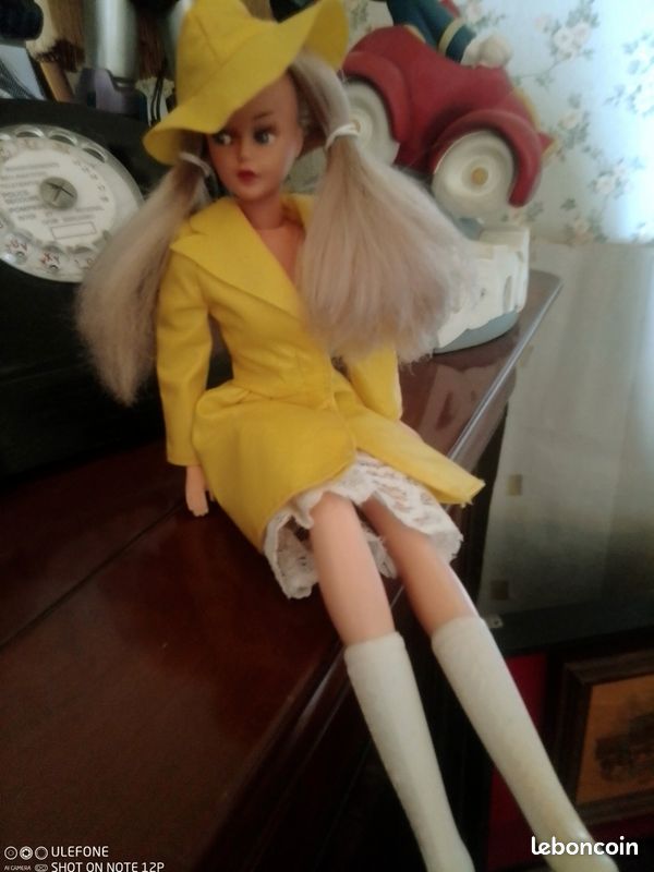 Poupée Bella Tressy – Combinaison Blanche Et Gilet Jaune – Neuve En Boîte – Fabriquée En France