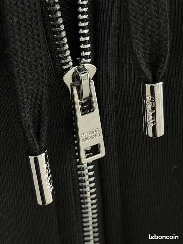 Sweat à capuche Prada noir pour homme, détails contrastés, manche logo (image 5)