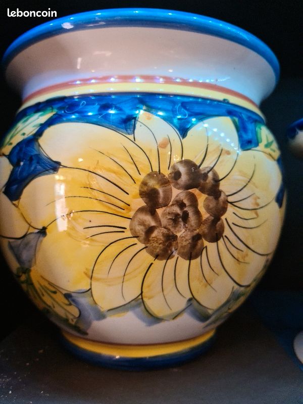 Cache pot (image 1)