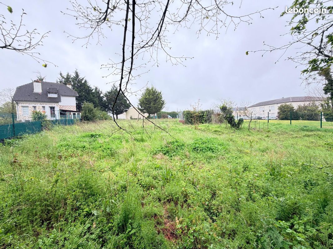 Terrain 1045 m² · à Fontenay-le-Comte · 1 045 m² · 47 800 €