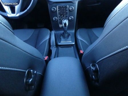 Volvo V40 D2 120CH MOMENTUM BUSINESS GEARTRONIC (image 25)