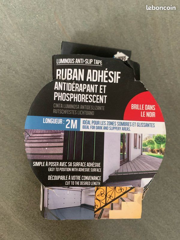 #673 Ruban antidérapant lumineux 2 m x 5 cm Pour escaliers intérieurs et extérieurs Effet fluorescent pour sécurité nocturne neuf (image 1)