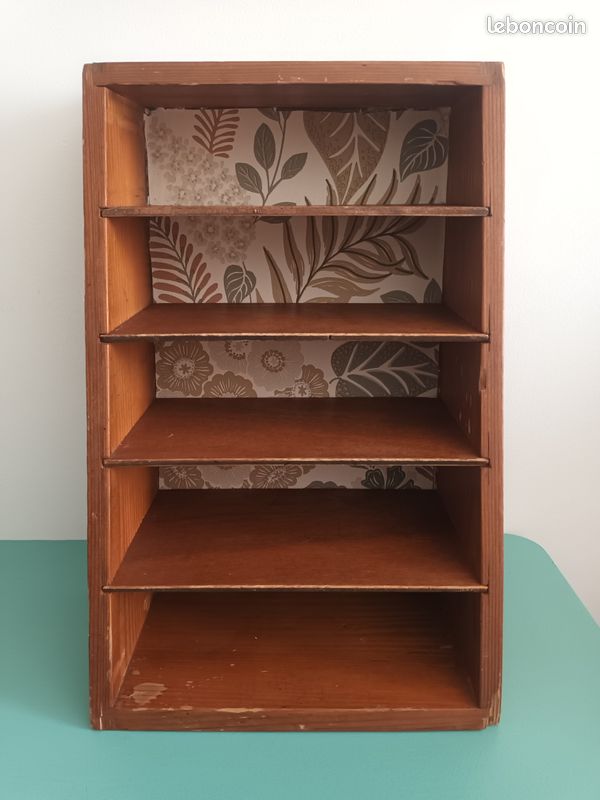 Petite étagère asymétrique vintage en bois (image 1)