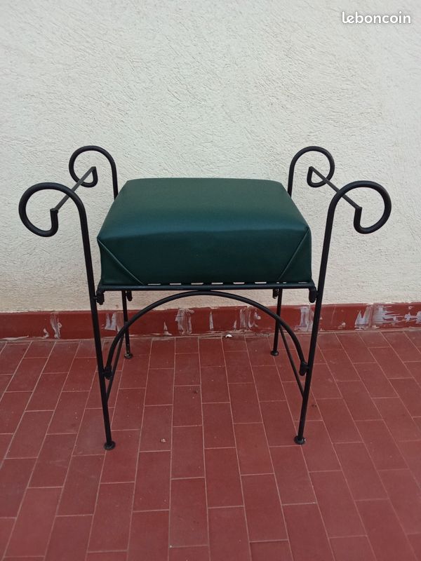 Tabouret en fer forgé avec assise en simili cuir vert foncé (image 1)
