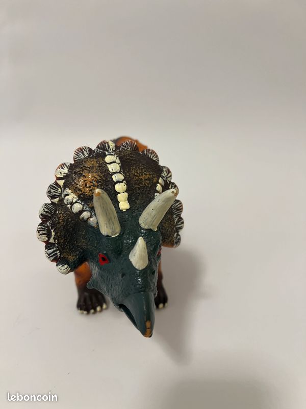 Deux figurines de dinosaures (image 10)
